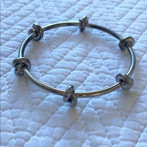 CC SKYE “LOVE ME KNOT” bracelet in silver